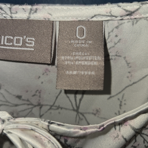 Women's Chicos Size 0, Button Down Floral Blouse, Smooth like Satin! EUC - Picture 5 of 7